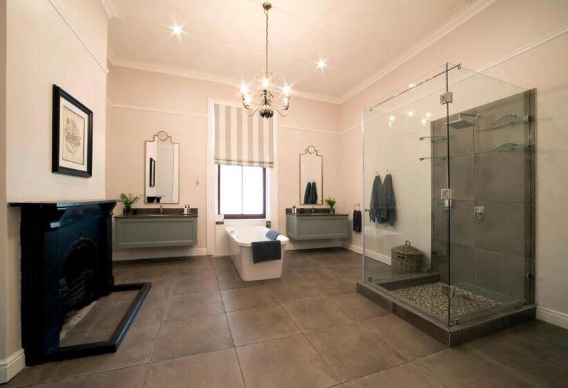Люкс Кровать Кинг, The Milner By The Oyster Collection