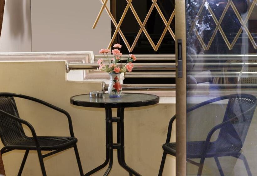 חדר דלוקס עם מרפסת, Traveller S Rest Sports Bar