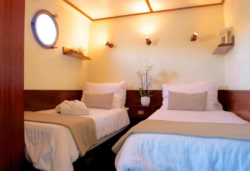 اتاق استاندارد سه نفره, Bateau Hotel à Quai Le Chardonnay