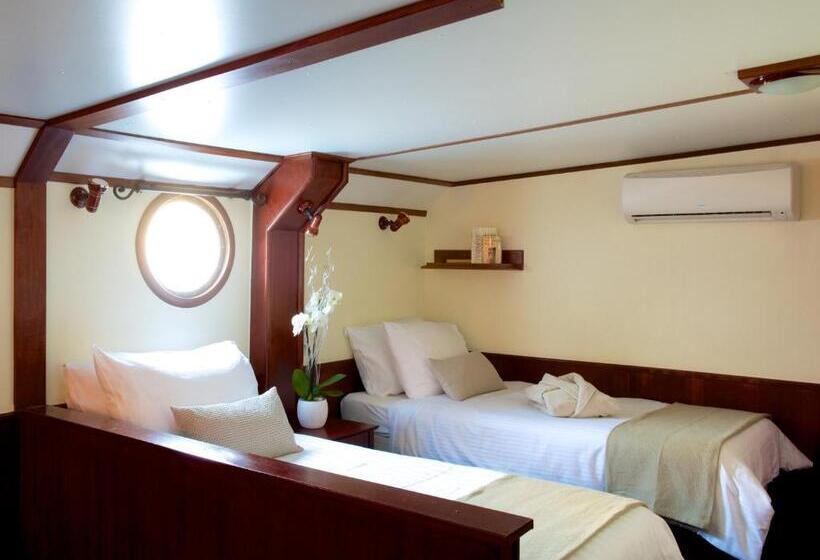 اتاق استاندارد سه نفره, Bateau Hotel à Quai Le Chardonnay