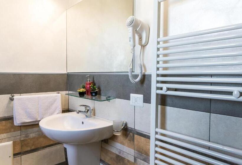 Номер Стандарт Трехместный, La Piazzetta Guest House