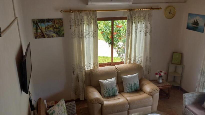 اتاق استاندارد با چشم‌انداز باغ, Loversnest Self Catering