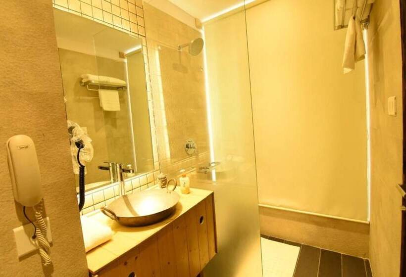 디럭스 룸, Shaantam Resorts & Spa
