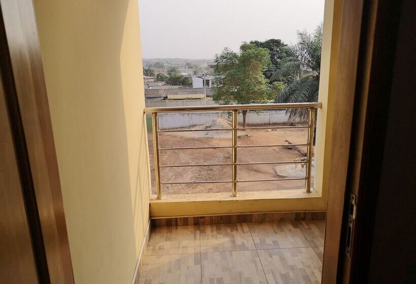 이그제큐티브 스튜디오, The Golden Apple Guest House