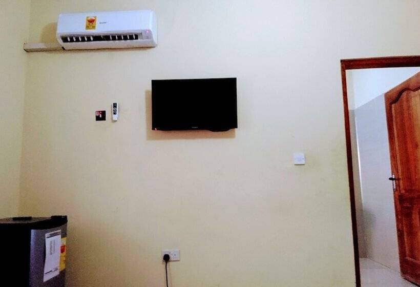이그제큐티브 스튜디오, The Golden Apple Guest House