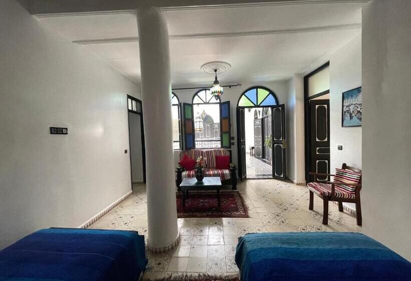 חדר משפחתי, Riad Tingis