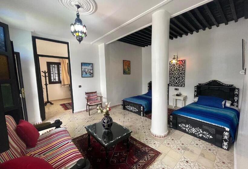 חדר משפחתי, Riad Tingis
