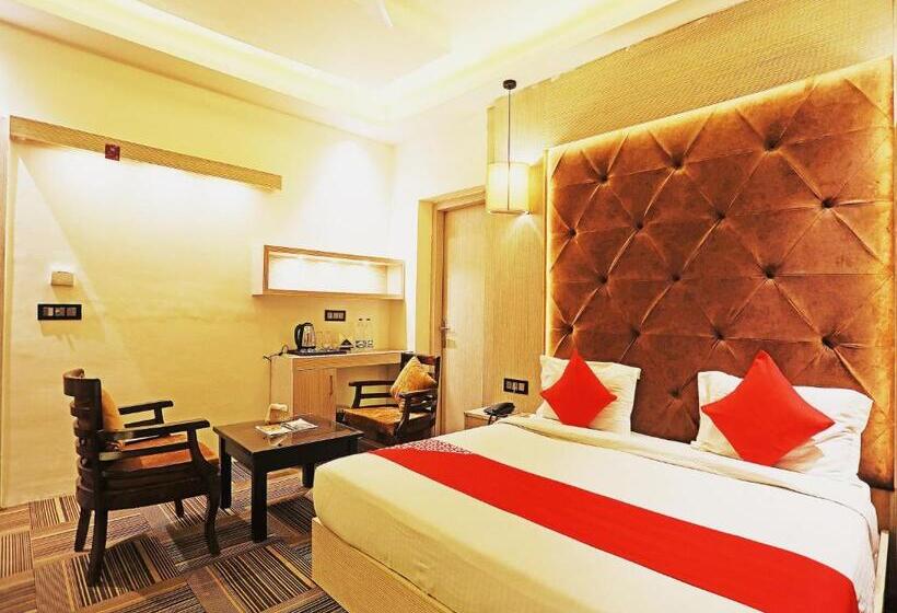 Трехместный Номер Классика, Super Capital O 8902 Hotel Ronald Inn