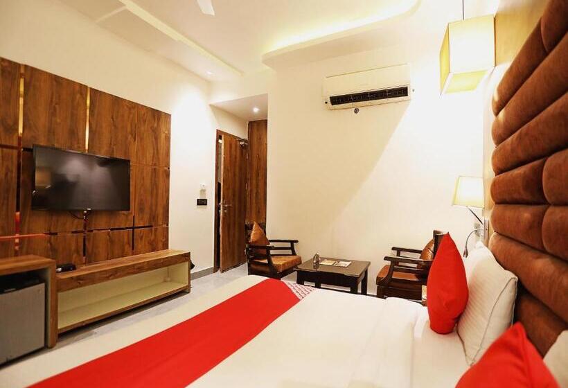 Трехместный Номер Классика, Super Capital O 8902 Hotel Ronald Inn