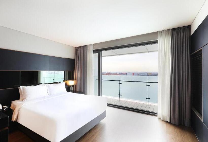 Junior Suite Queen Bed, Marinabay Seoul Ara