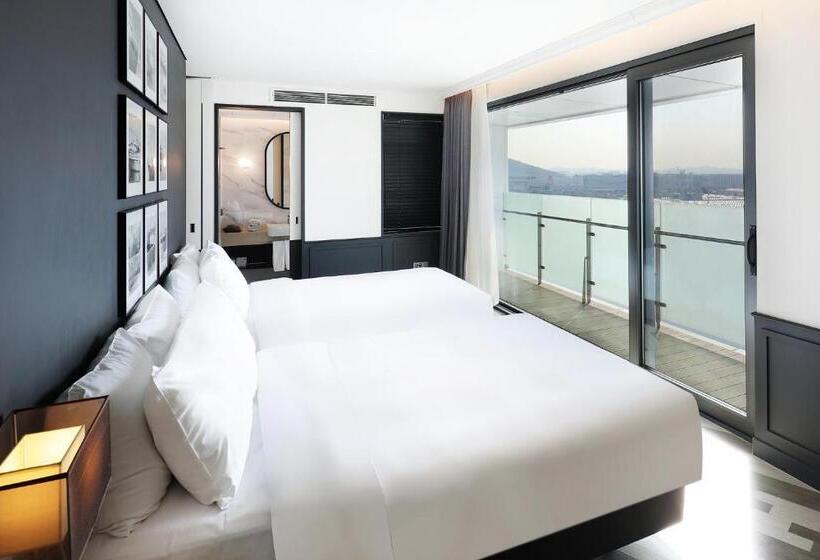 Junior suite with river view, Marinabay Seoul Ara