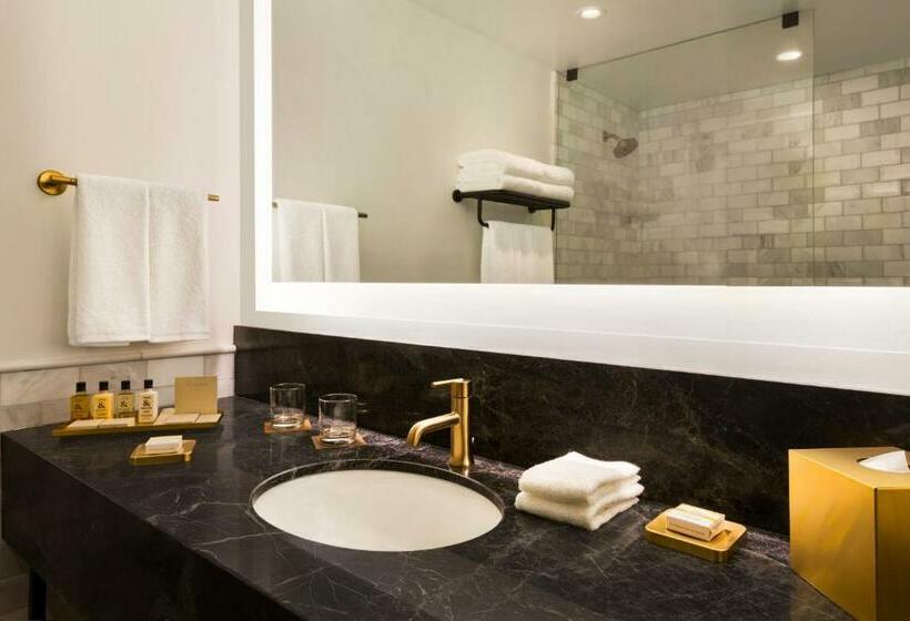 スタンダードスタジオ, Exchange Hotel Vancouver