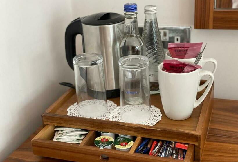 Номер Стандарт, The Jug And Bottle