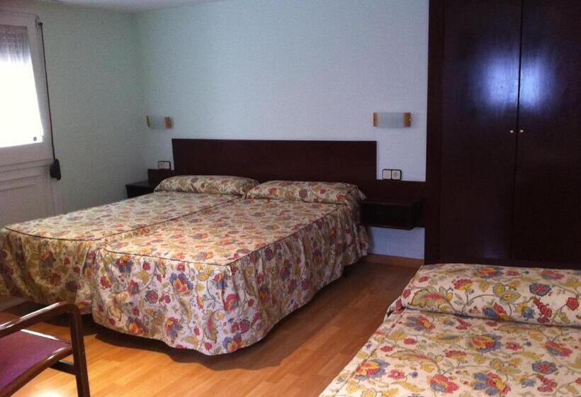 스탠다드 트리플 룸, Hostal Del Ripollès