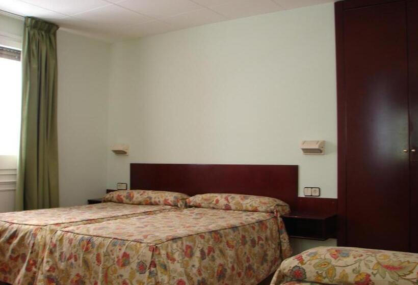 Номер Стандарт Трехместный, Hostal Del Ripollès