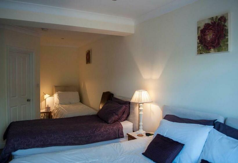Семейный Номер, Leverton House