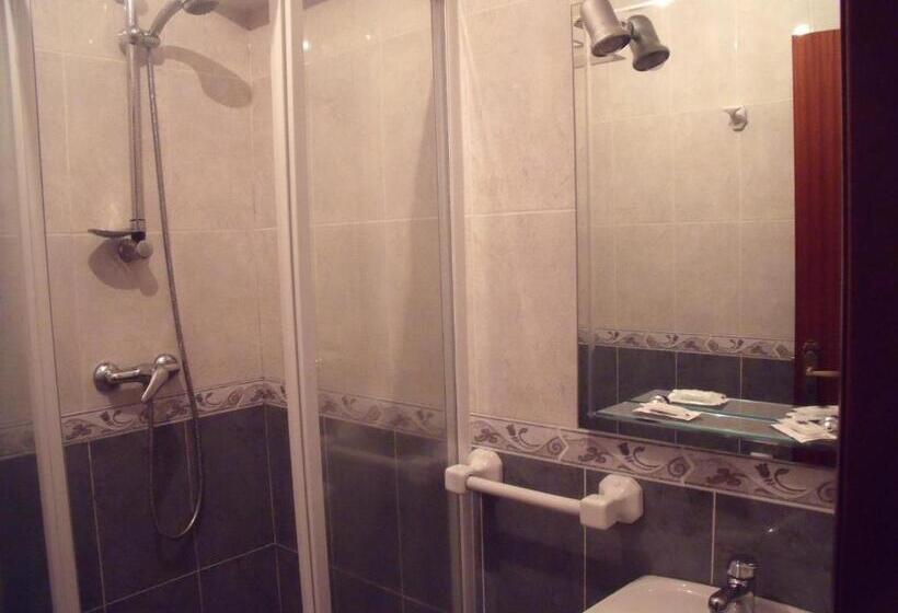 标准单人间, Hostal O Patron