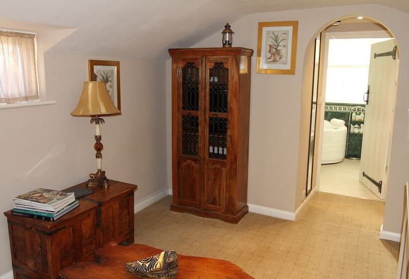 سوییت, The Salty Monk Bed & Breakfast