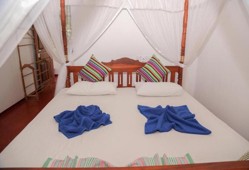 اتاق لوکس با بالکن, Tithira Guest House