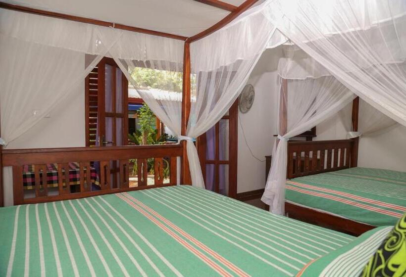 اتاق خانوادگی با چشم‌انداز باغ, Tithira Guest House