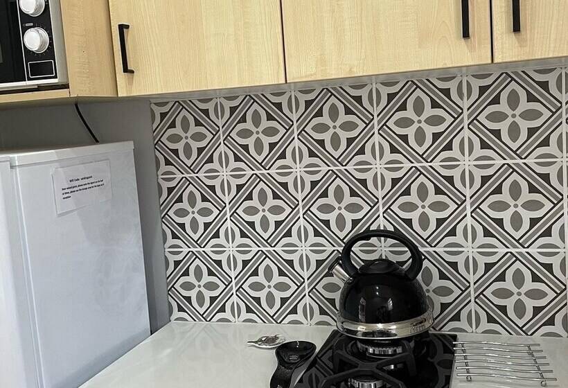 Семейный Номер, Sandra's Guest House