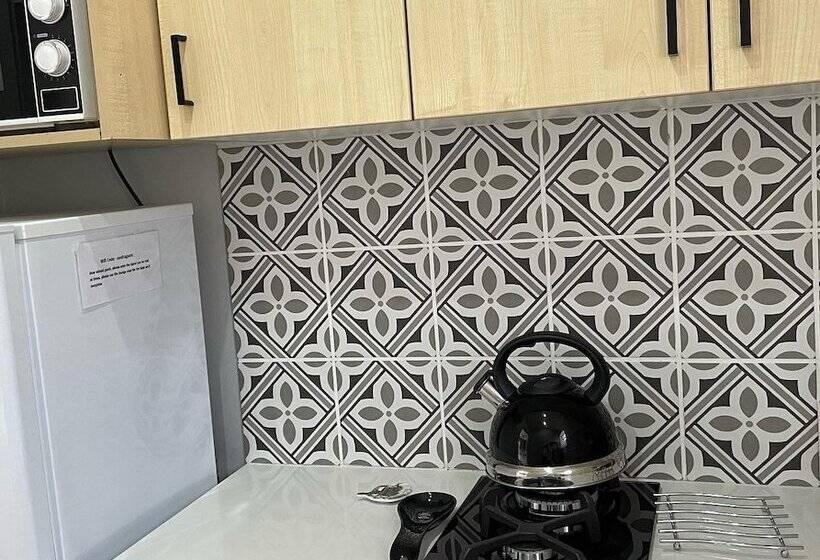 Семейный Номер, Sandra's Guest House