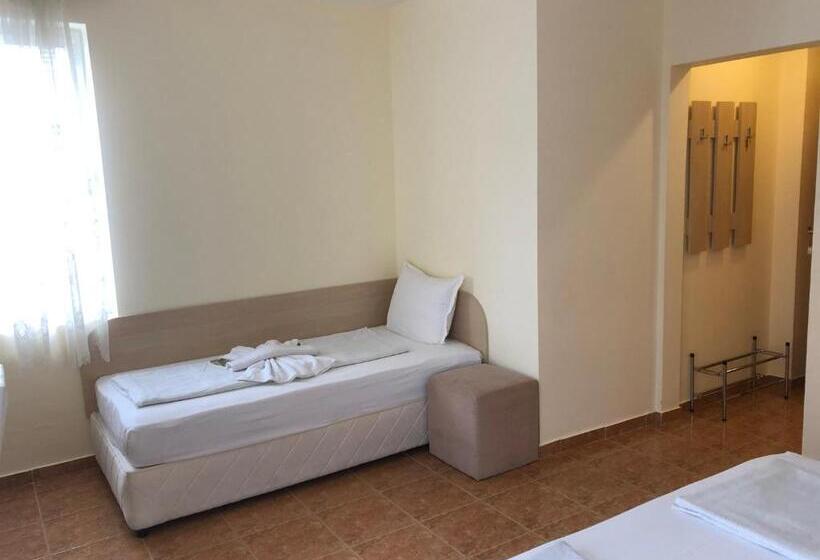 Трехместный Номер Стандарт с Балконом, Borko Guest House