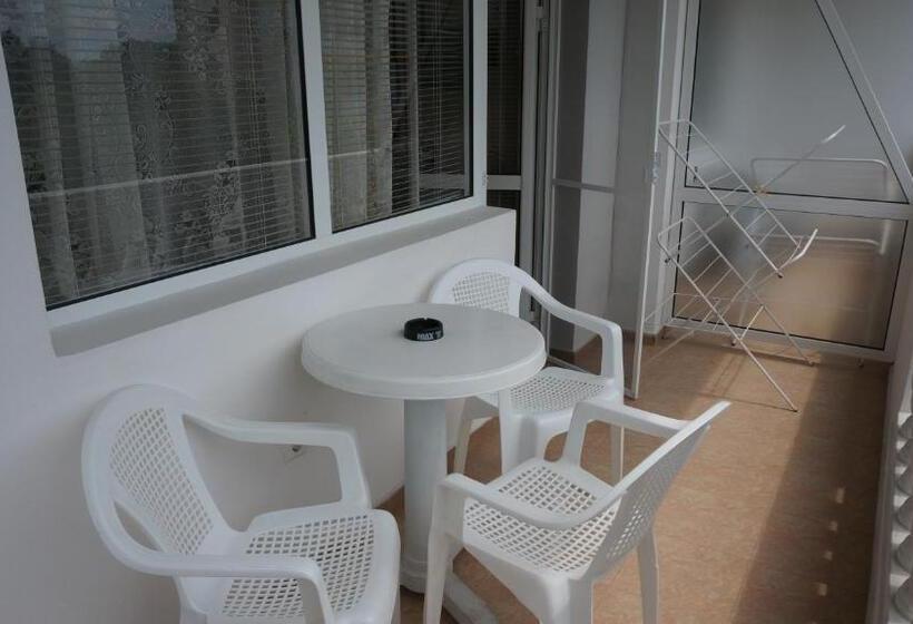 Трехместный Номер Стандарт с Балконом, Borko Guest House
