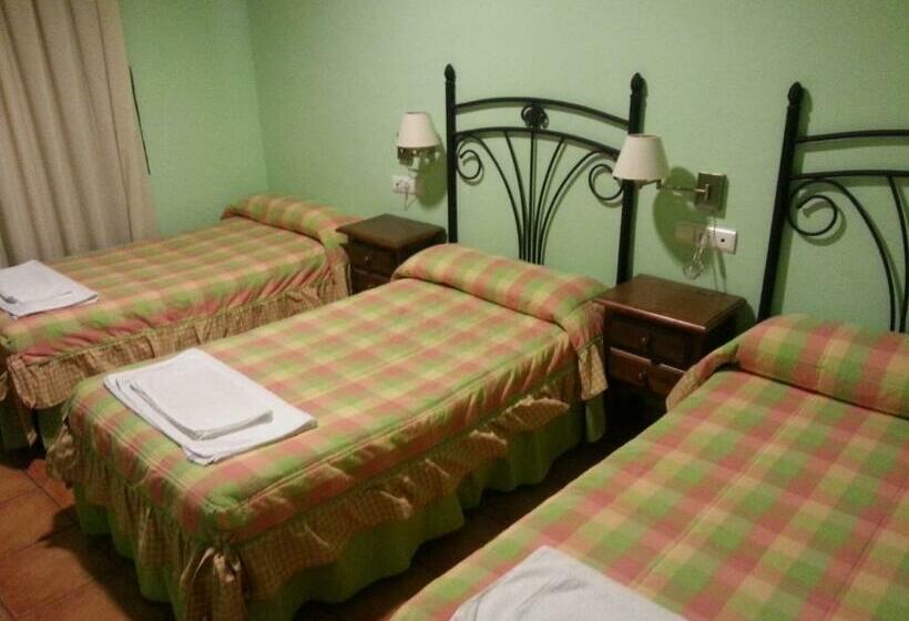 Номер Стандарт Трехместный, Hostal Las Tres Jotas