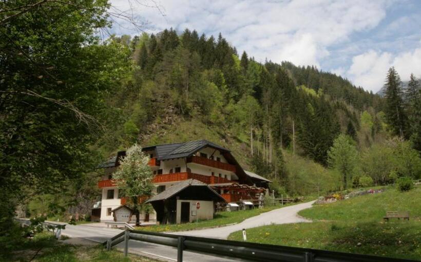 اتاق استاندارد با تخت بزرگ, Guest House And Museum Firšt