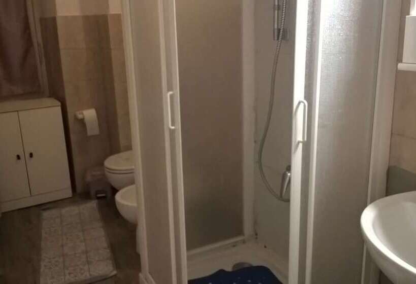 غرفة قياسية ثلاثية, Guest House Erika