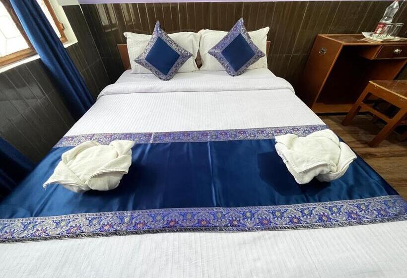 اتاق استاندارد با سرویس بهداشتی مشترک, Family Guest House