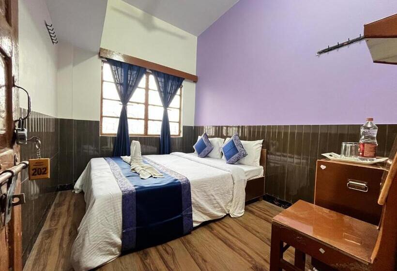 اتاق استاندارد با سرویس بهداشتی مشترک, Family Guest House