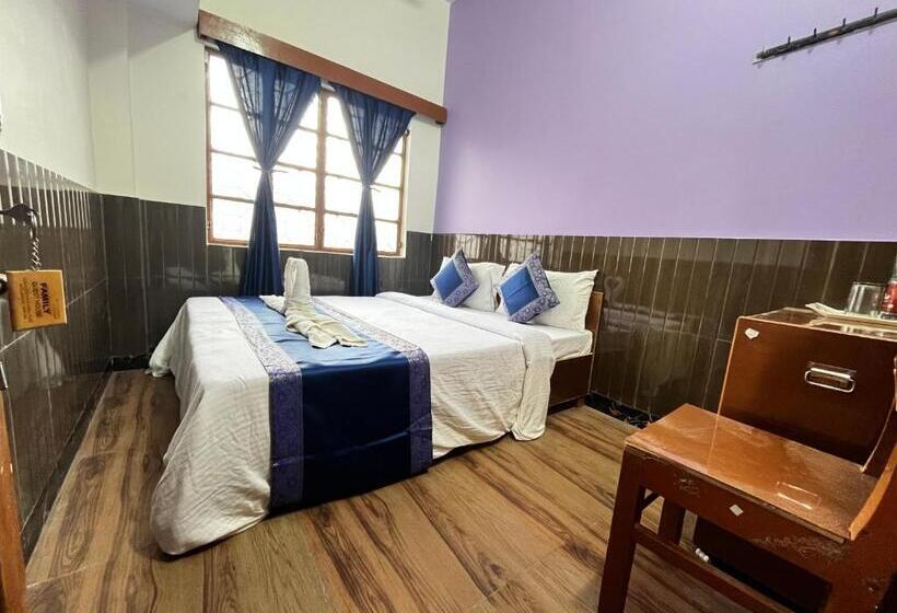 اتاق استاندارد با سرویس بهداشتی مشترک, Family Guest House
