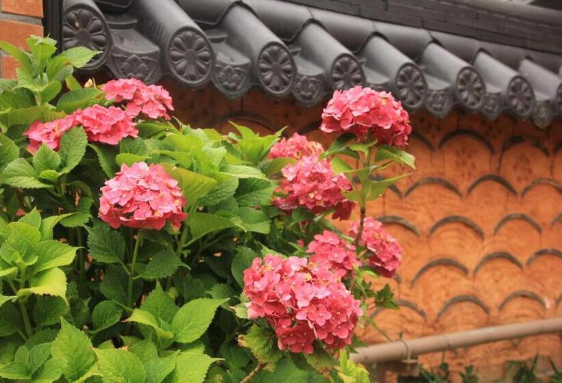 Номер Стандарт Вид на Сад, Dasomchae Hanok Stay