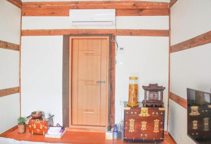 Номер Стандарт Вид на Сад, Dasomchae Hanok Stay