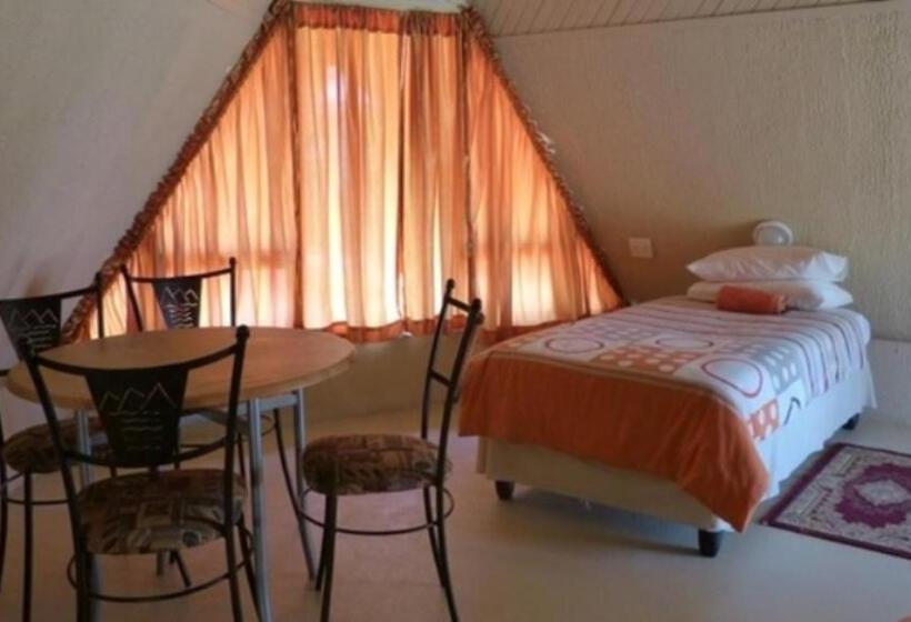标准三人间, Pyramids Motel