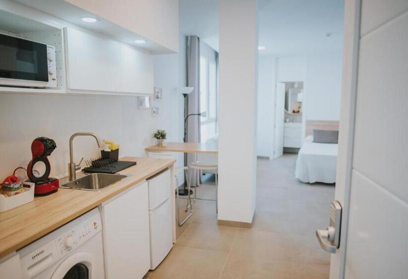スタンダードスタジオ, Apartamentos Zhr