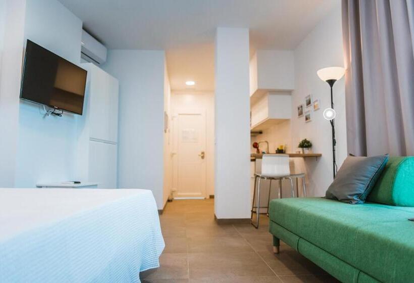 スタンダードスタジオ, Apartamentos Zhr