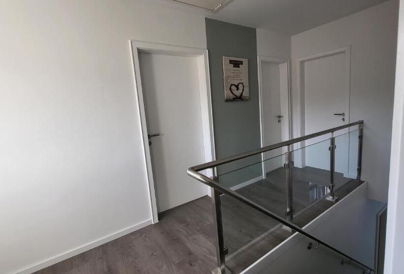 Дом 4 Спальни, Ullas Gästehaus