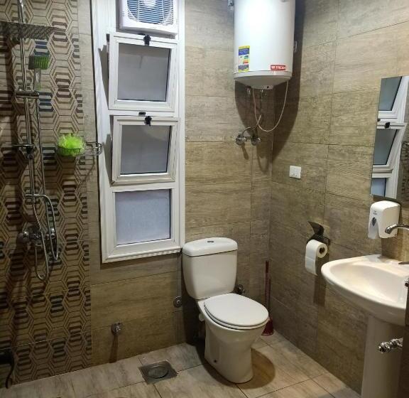 اتاق استاندارد سه تخته با سرویس بهداشتی مشترک, Holy Sheet Hostel
