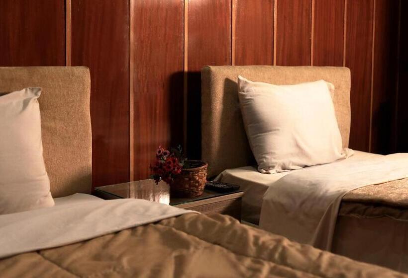 اتاق استاندارد سه تخته با سرویس بهداشتی مشترک, Holy Sheet Hostel