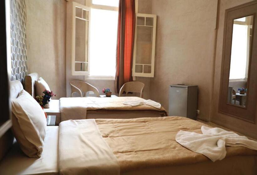 اتاق استاندارد با سرویس بهداشتی مشترک, Holy Sheet Hostel