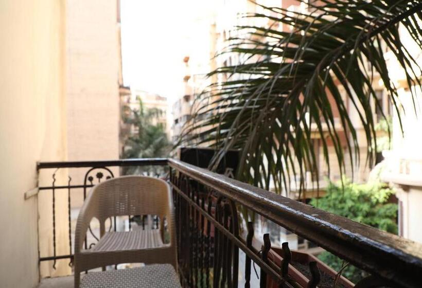 اتاق خانوادگی, Holy Sheet Hostel