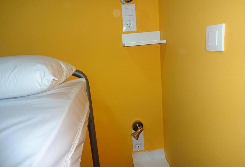 تختخواب در اتاق مشترک, O Cabanel Albergue Bar
