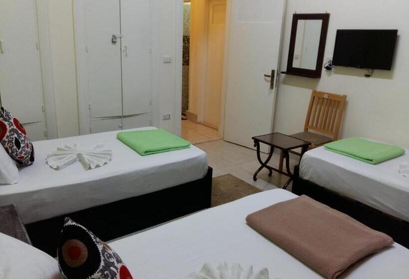 اتاق سه‌نفرۀ استاندارد با سرویس بهداشتی بیرون از اتاق, Golden Star Hostel