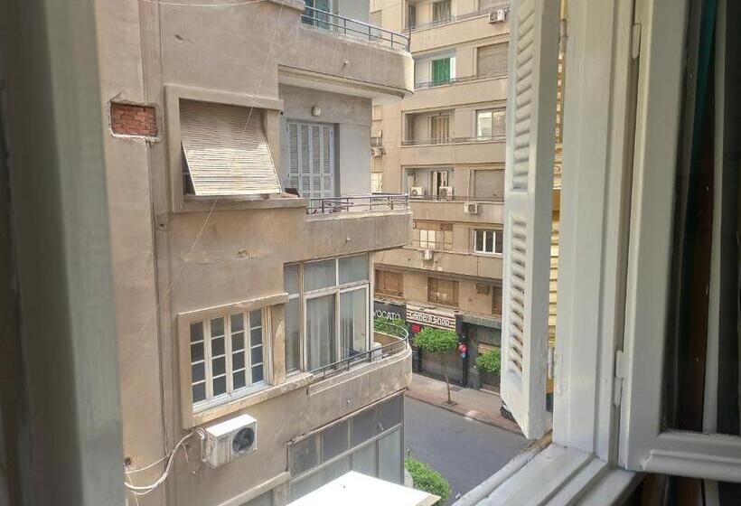 اتاق سه‌نفرۀ استاندارد با سرویس بهداشتی بیرون از اتاق, Golden Star Hostel