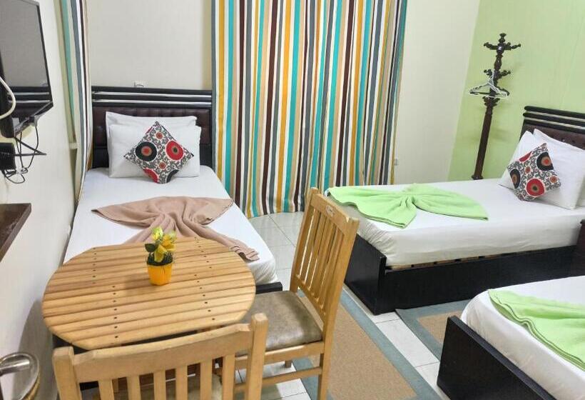 اتاق سه‌نفرۀ استاندارد با سرویس بهداشتی بیرون از اتاق, Golden Star Hostel