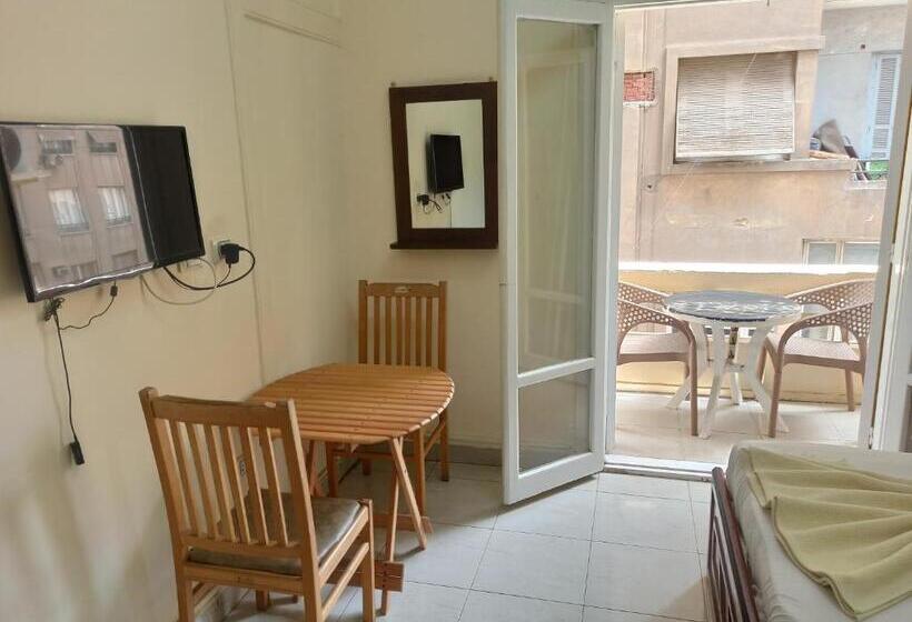 اتاق استاندارد با سرویس بهداشتی مشترک, Golden Star Hostel