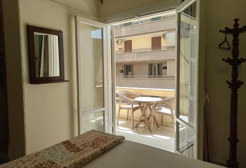 اتاق لوکس با بالکن, Golden Star Hostel